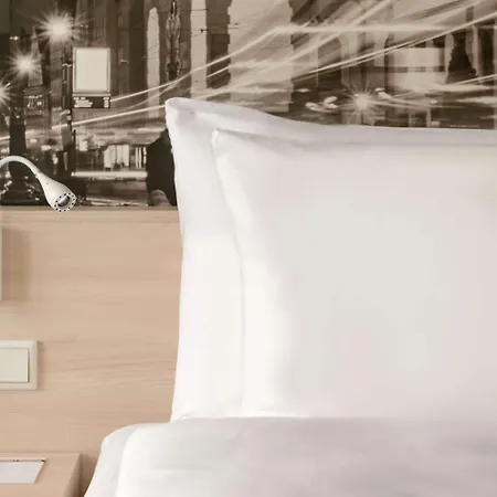 Super 8 By Wyndham מלון